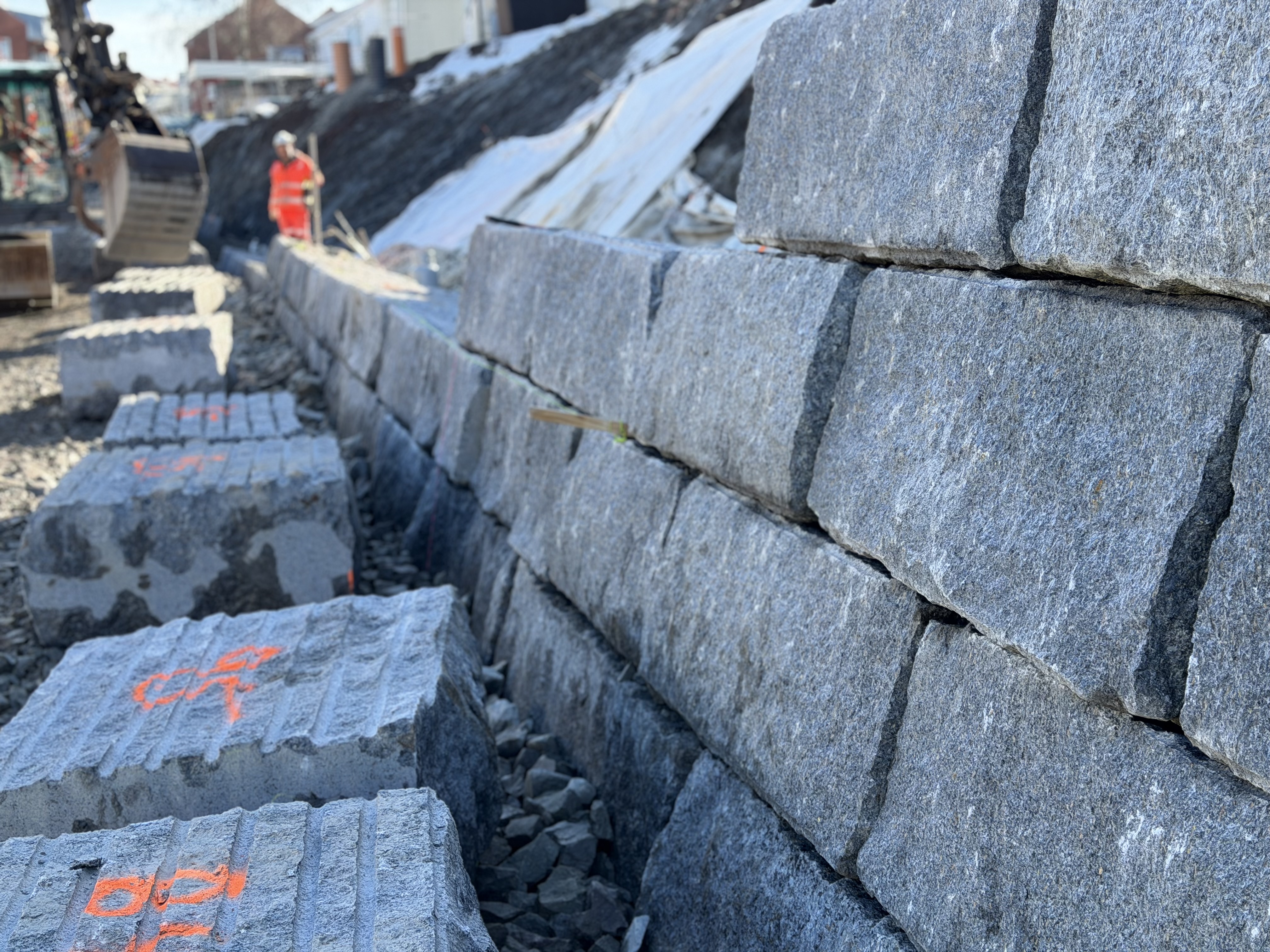 Støttemur som bygges som tørrmur uten mørtel eller sement. Blokkene med larvikitt stables i høyde opp til ca, fem meter. Steinblokkene har en blågrå farge.