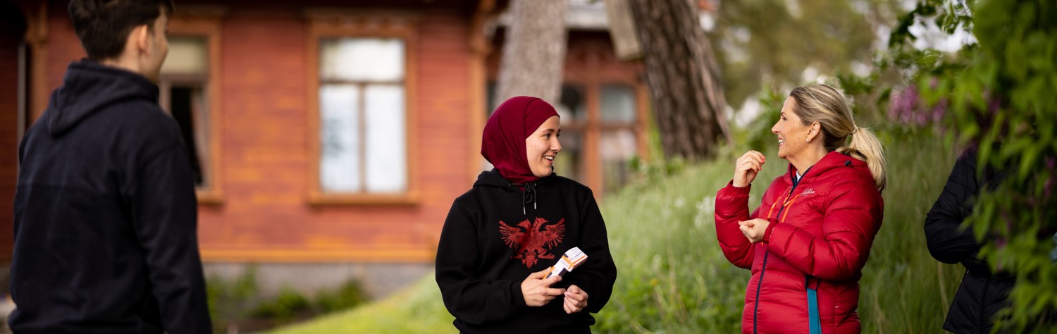 to som snakker med tegnespråk sammen.