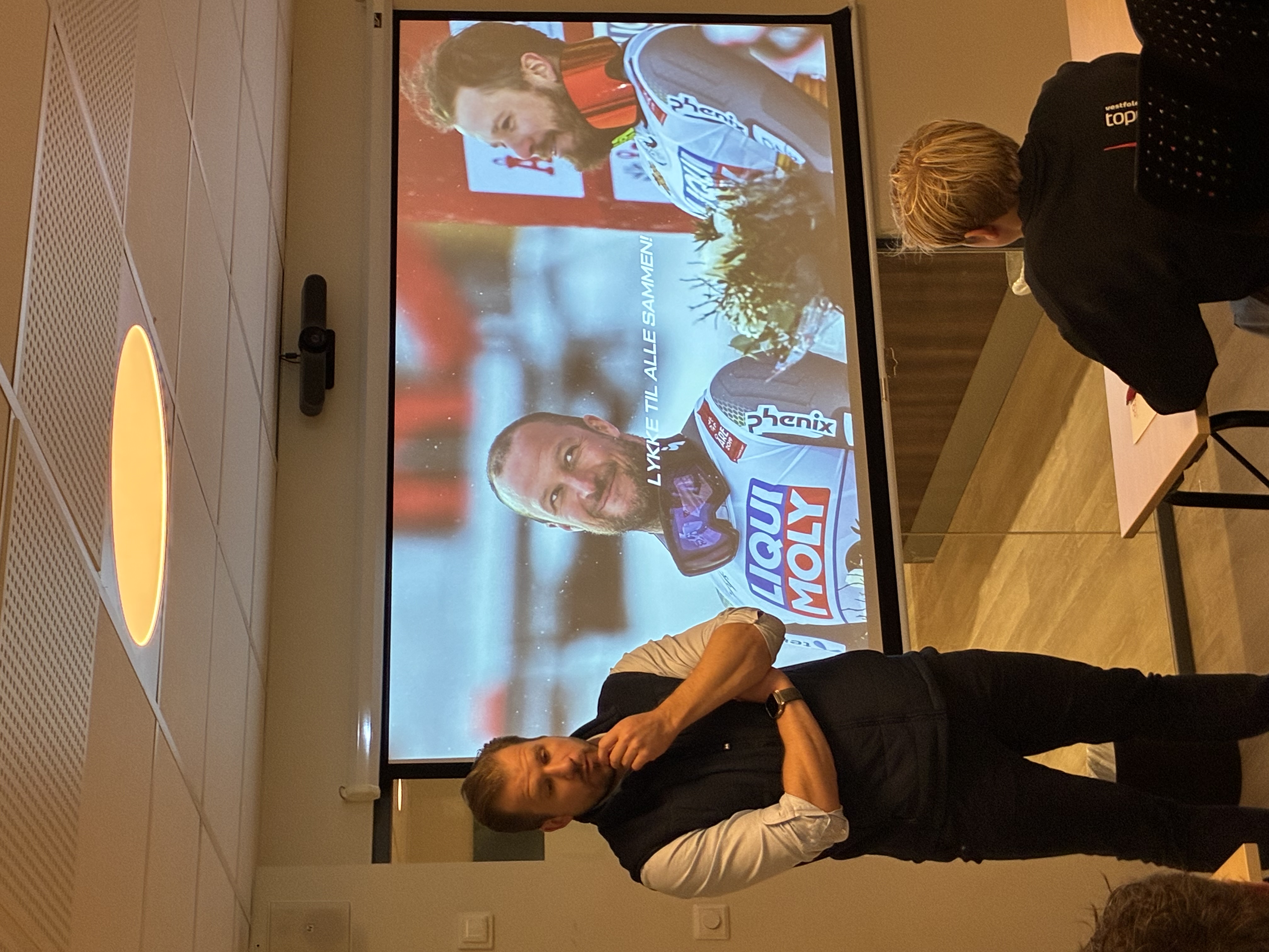 Kjetil Jansrud med toppidrettsstudenter fra Vestfold