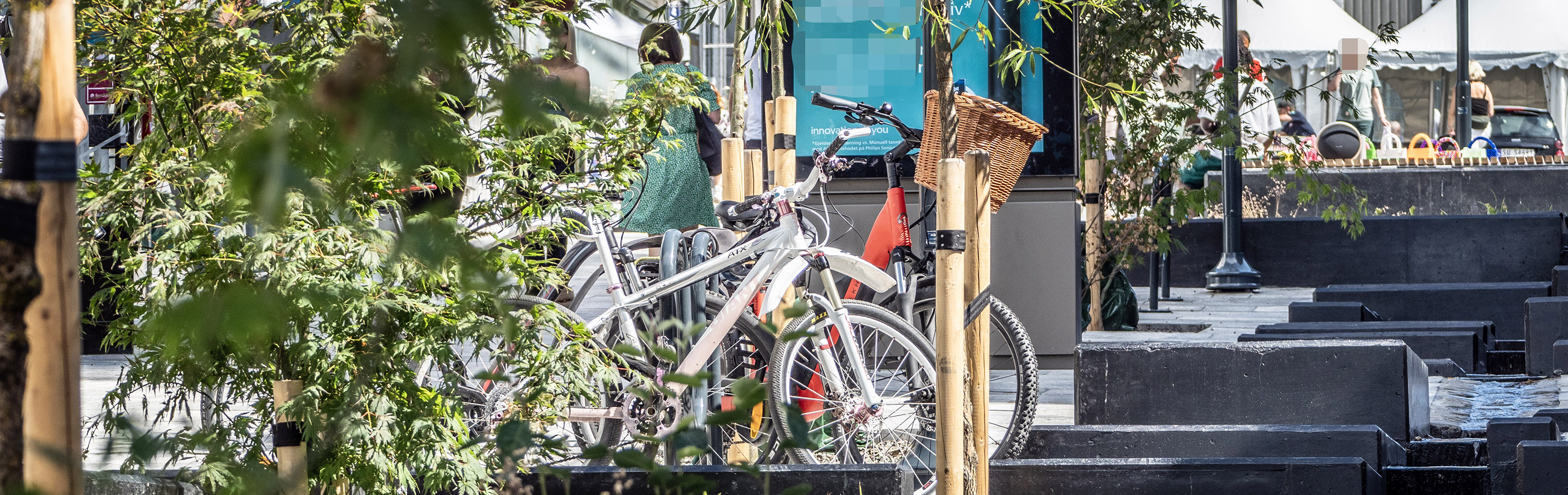 Fontene i Tønsberg sentrum med yrende byliv