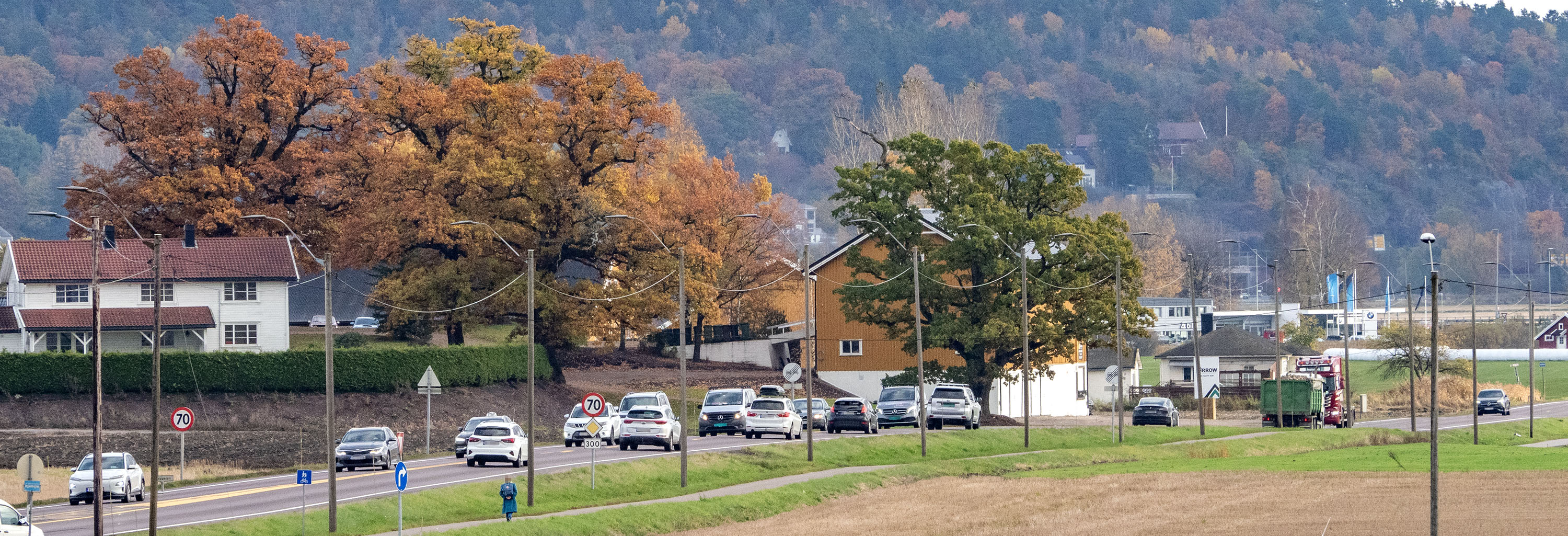 Foto av Semslinna vest for Tønsberg med trafikk