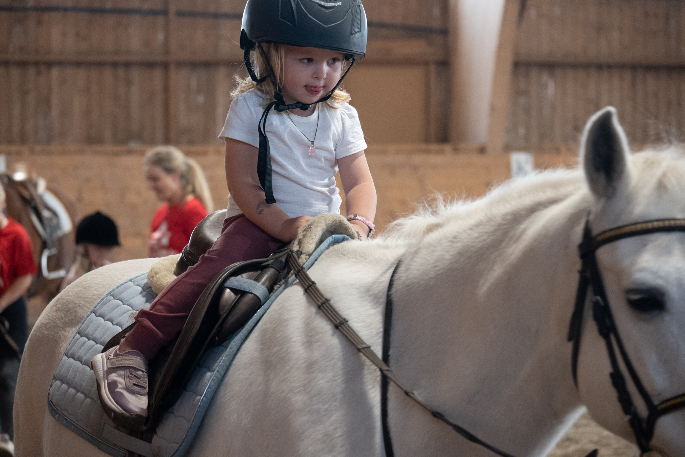 Liten jente rir på hest