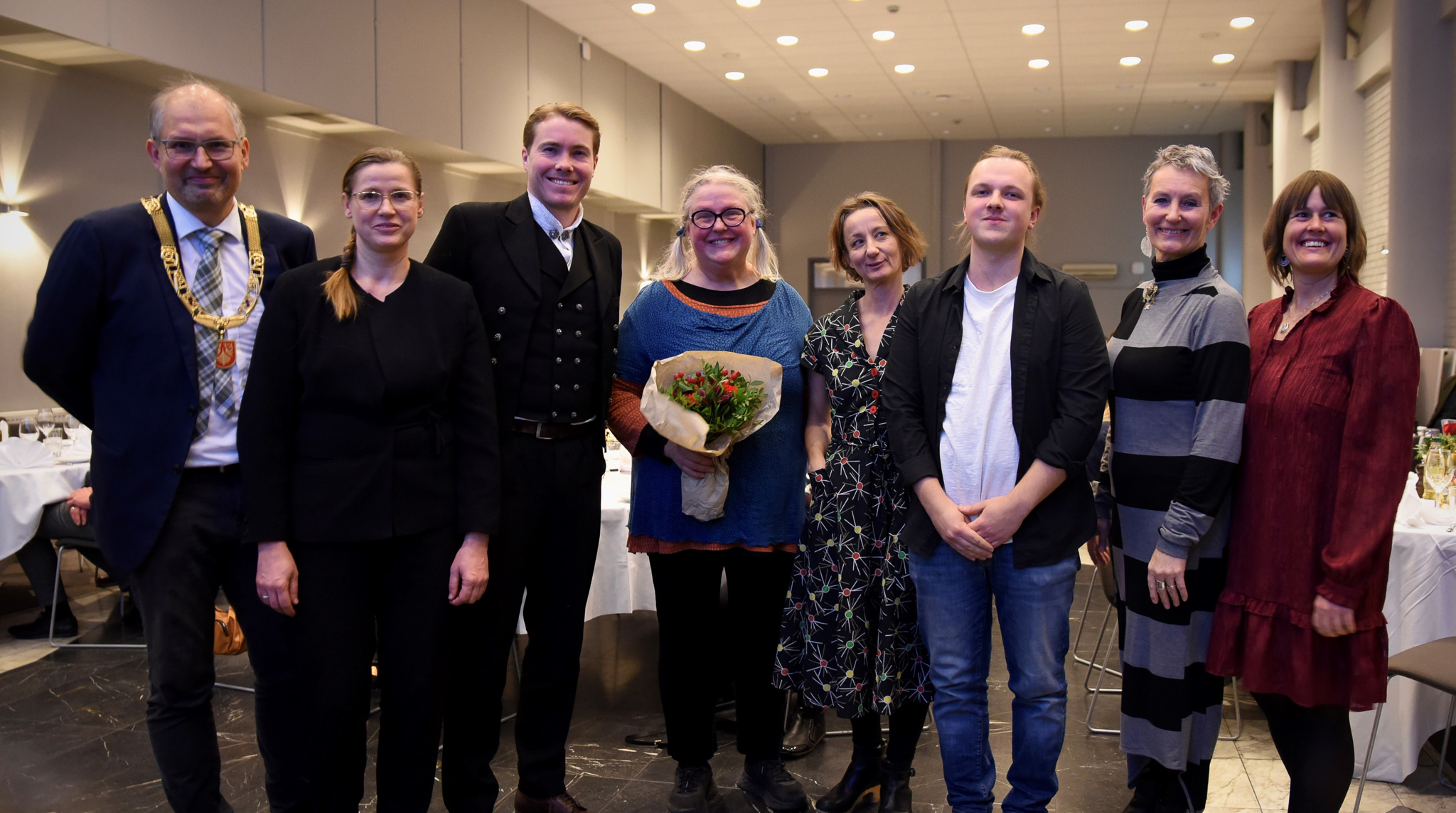 Stipendmottakere sammen med politikere