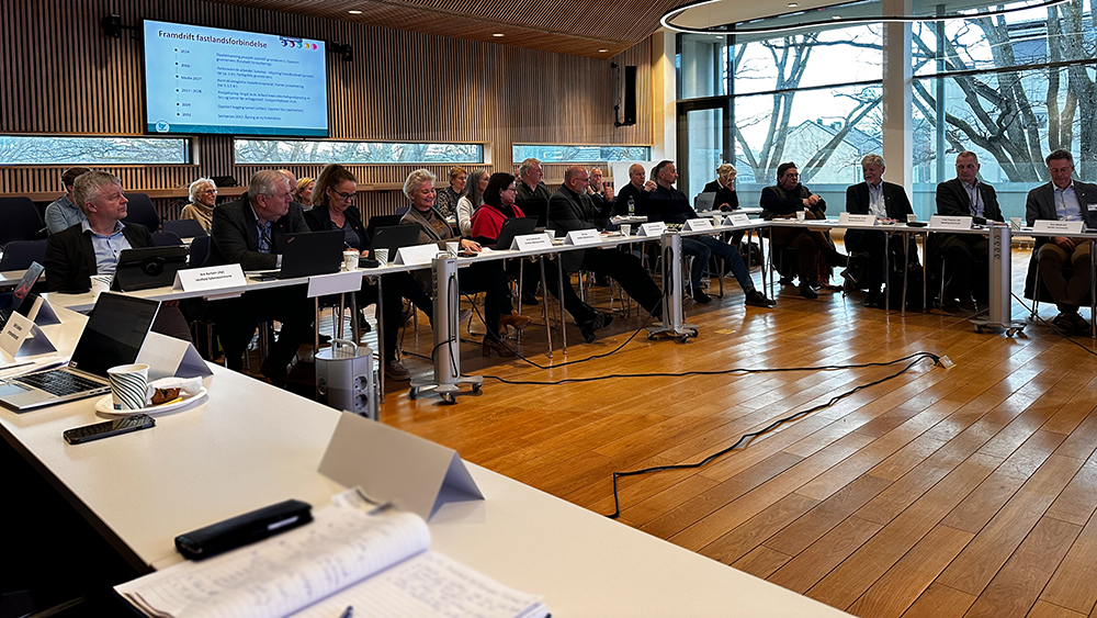 Foto fra møtesal med medlemmene i fra Bypakke Tønsberg-regionens møte i Overordnet styringsgruppe 2024