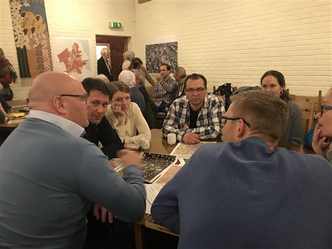 Foto av personer i møte 22. mars da det ble gjennomført medvirkningsmøte i Teie kirke om gatebruksplanen for Teie sentrum.