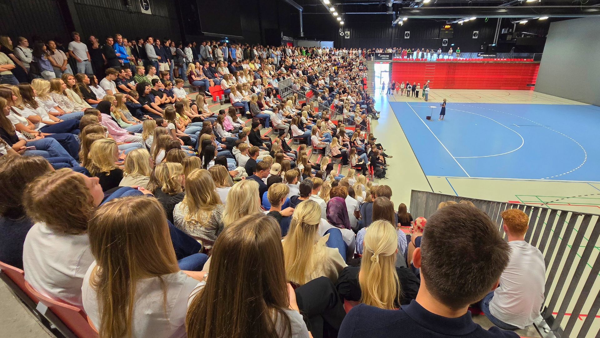 Oversiktsbilde av nye elever som sitter i Jotron Arena.