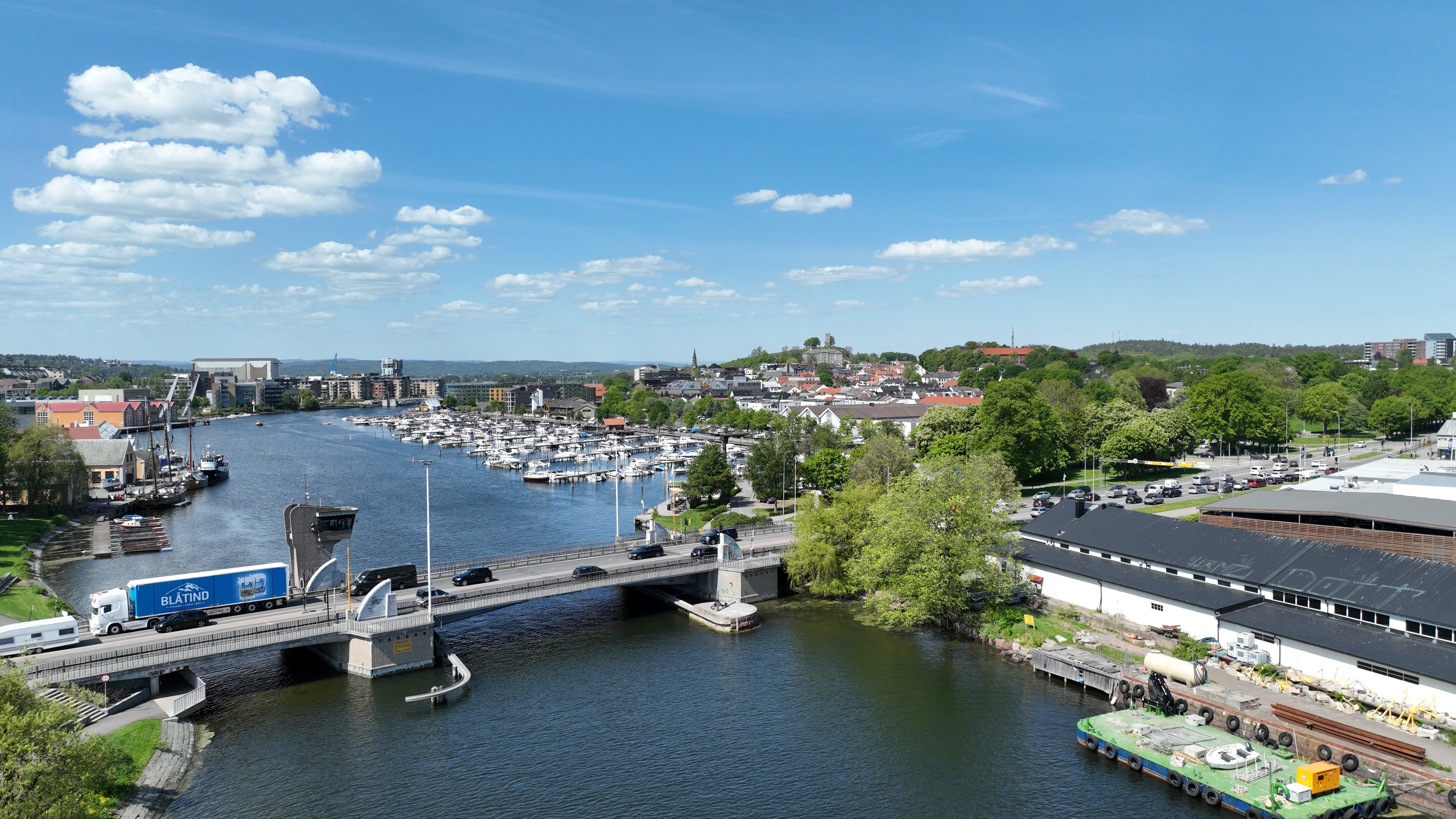 Dronefoto av Kanalbrua tatt fra Ørsnes og innover mot Tønsberg. Trafikk på brua.