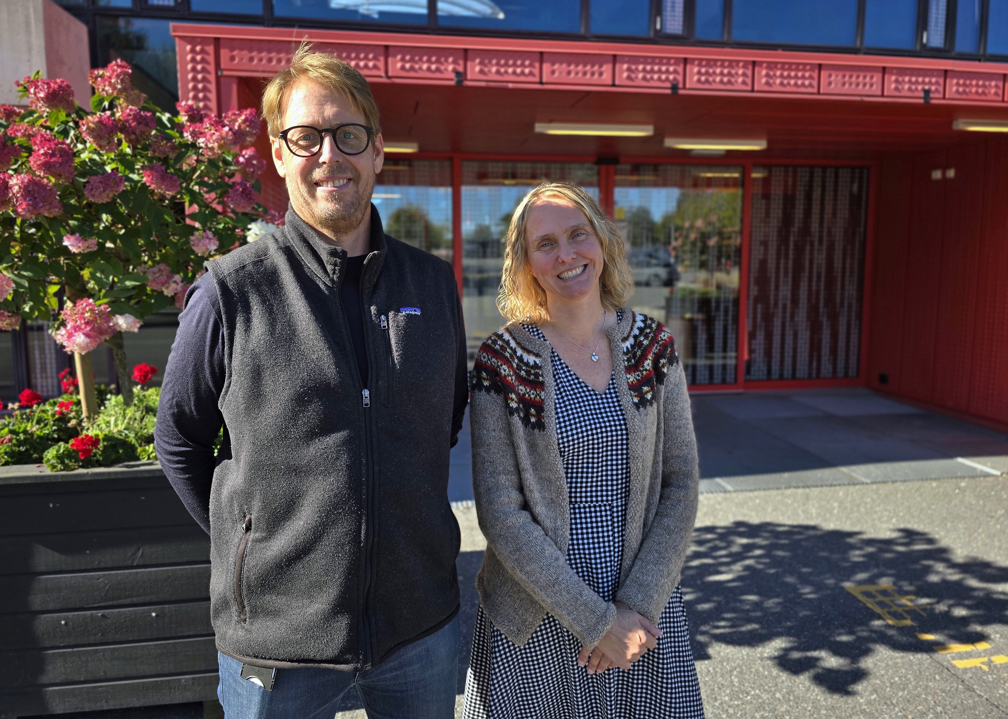 Joachim og Cecilie foran skolebygget