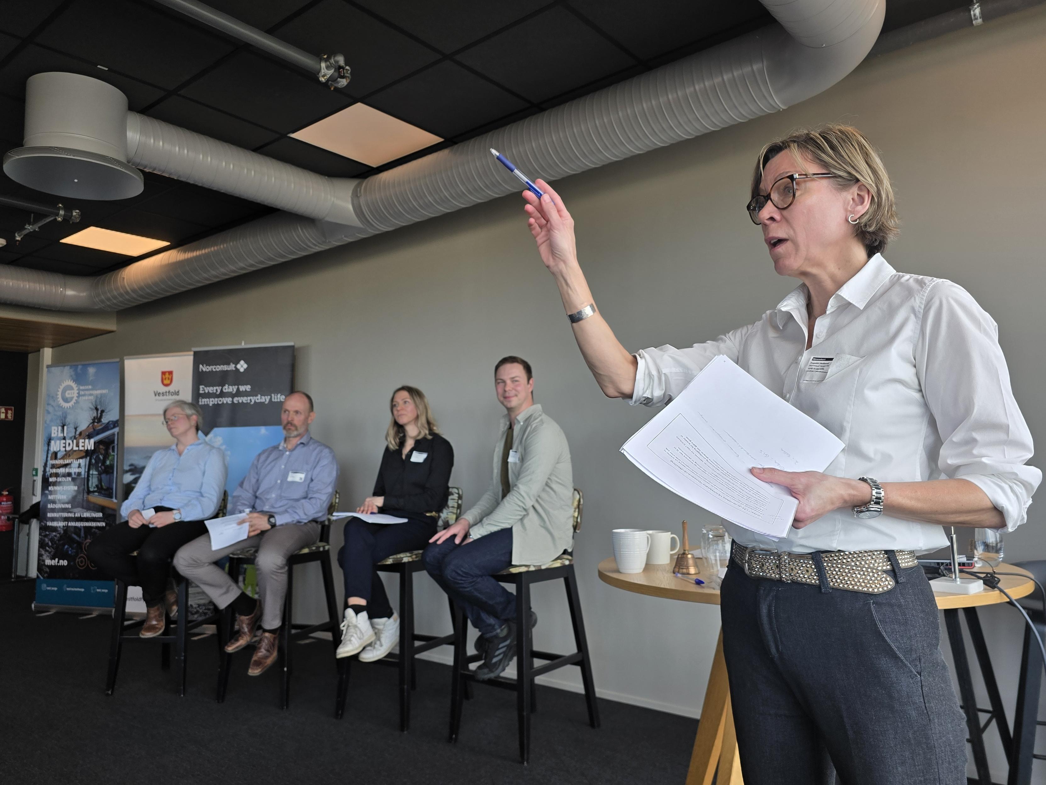 Bildet viser en engasjert ordstyrer, Ingvild Helland, under panelsamtale fra forum for massehåndtering 25. mars 2025
