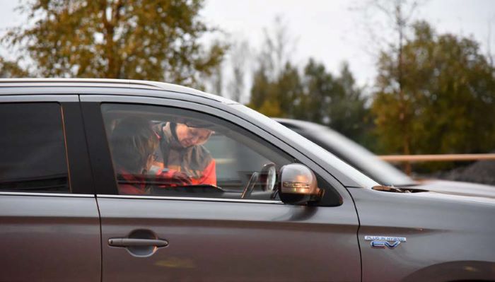 sjåfør i bil sjekkes av kontrollør