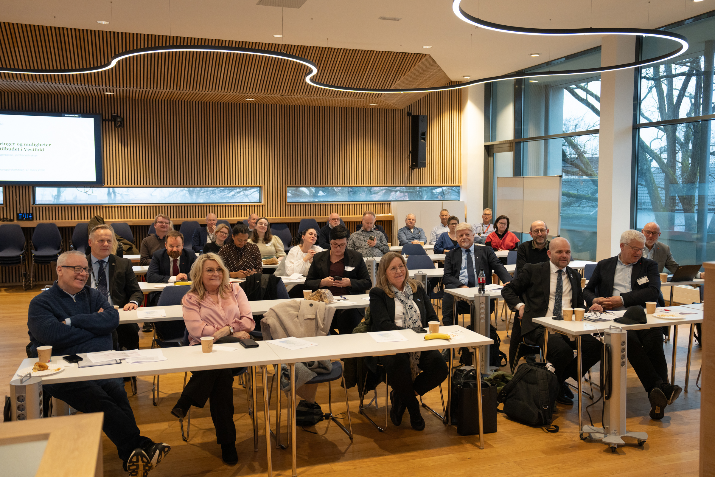 Komiteen for Transport- og kommunikasjon samlet i møterommet Skiringsal på fylkeshuset i Tønsberg