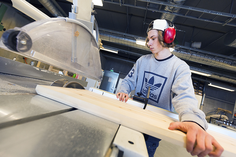 Elev som skal kappe en planke