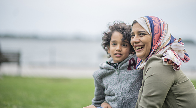 Innvandrerkvinne med et ungt barn.