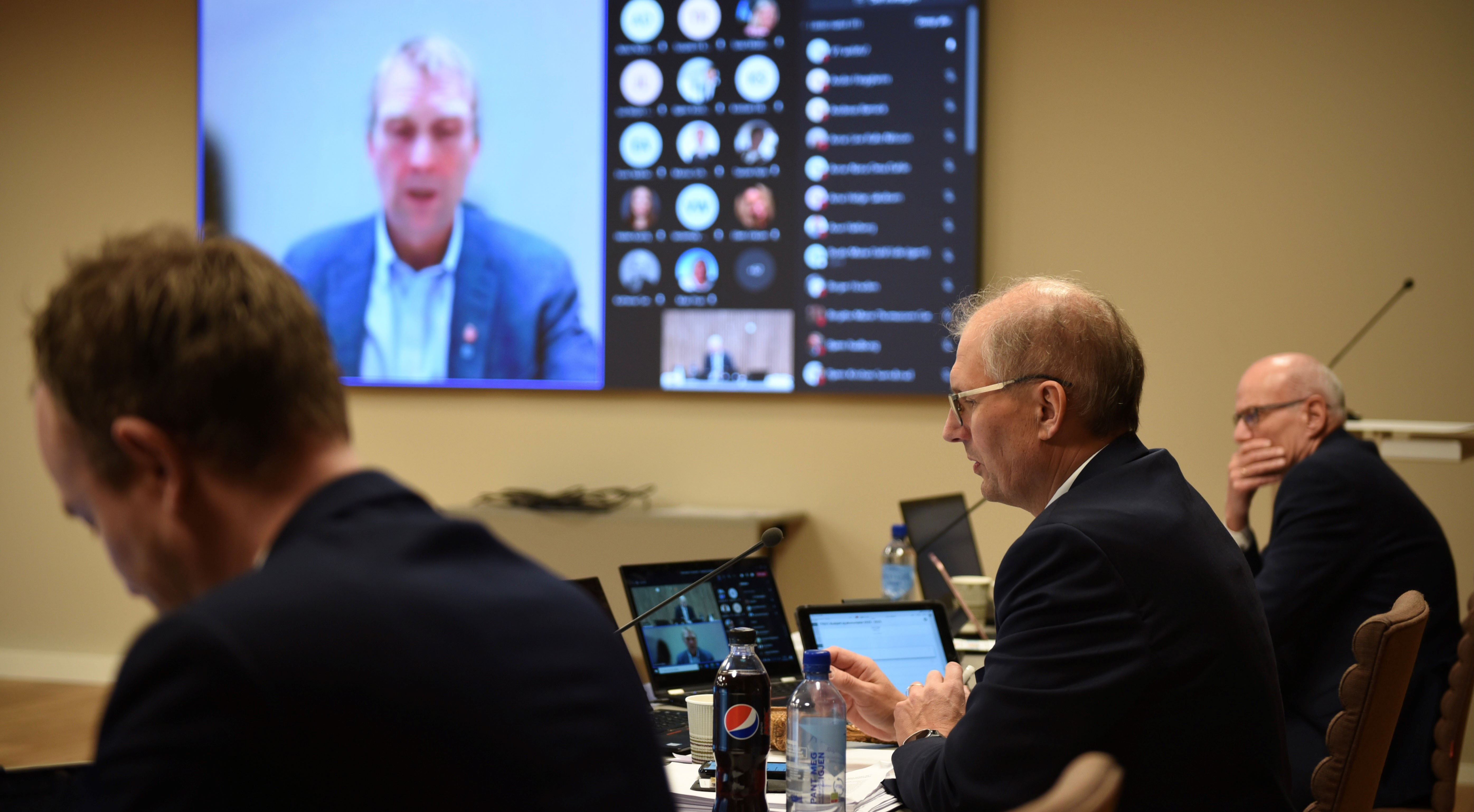 Bilde av ordførerbordet og Teams-møte i bakgrunn