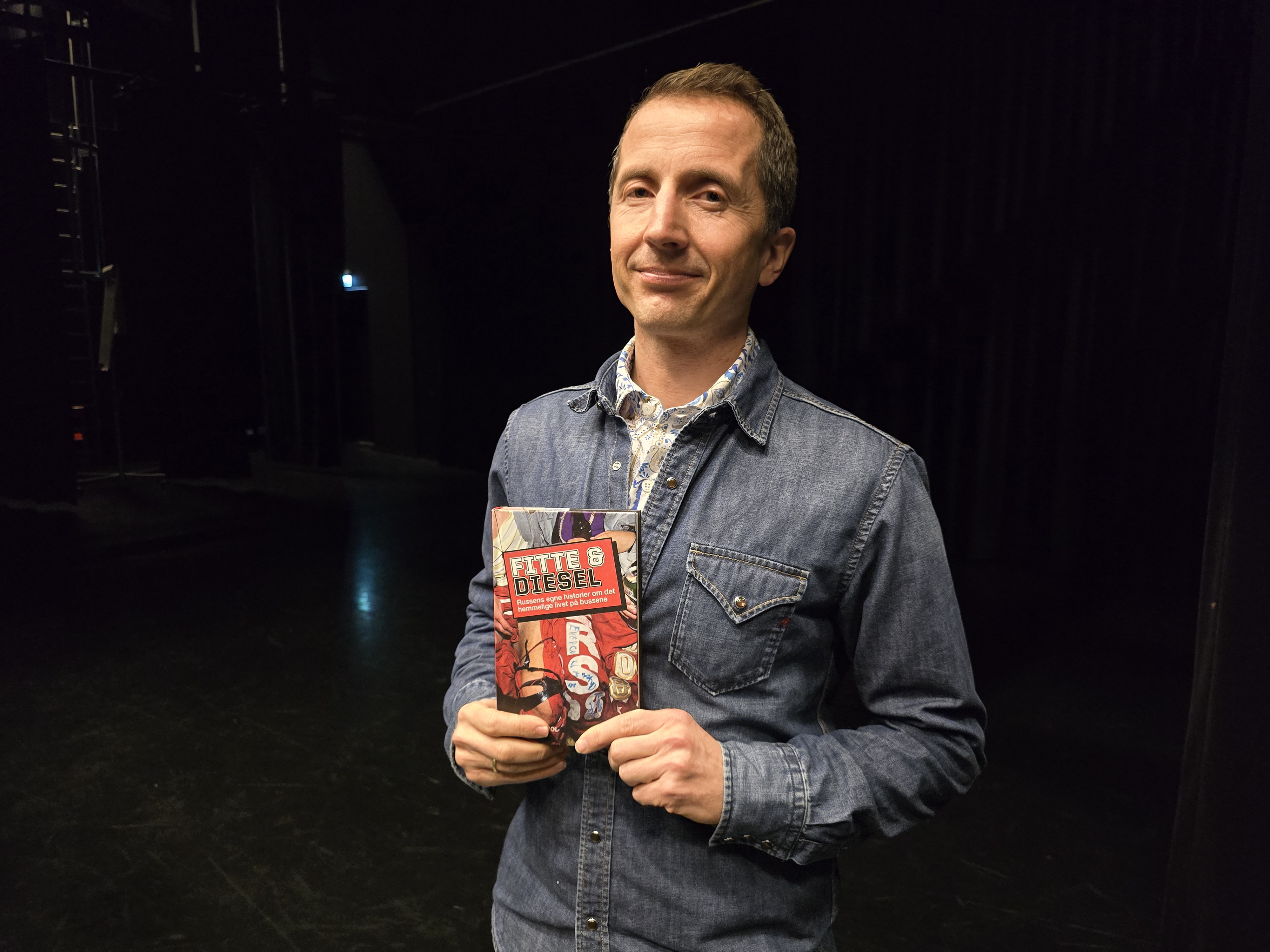 Brandvol holder opp sin bok.