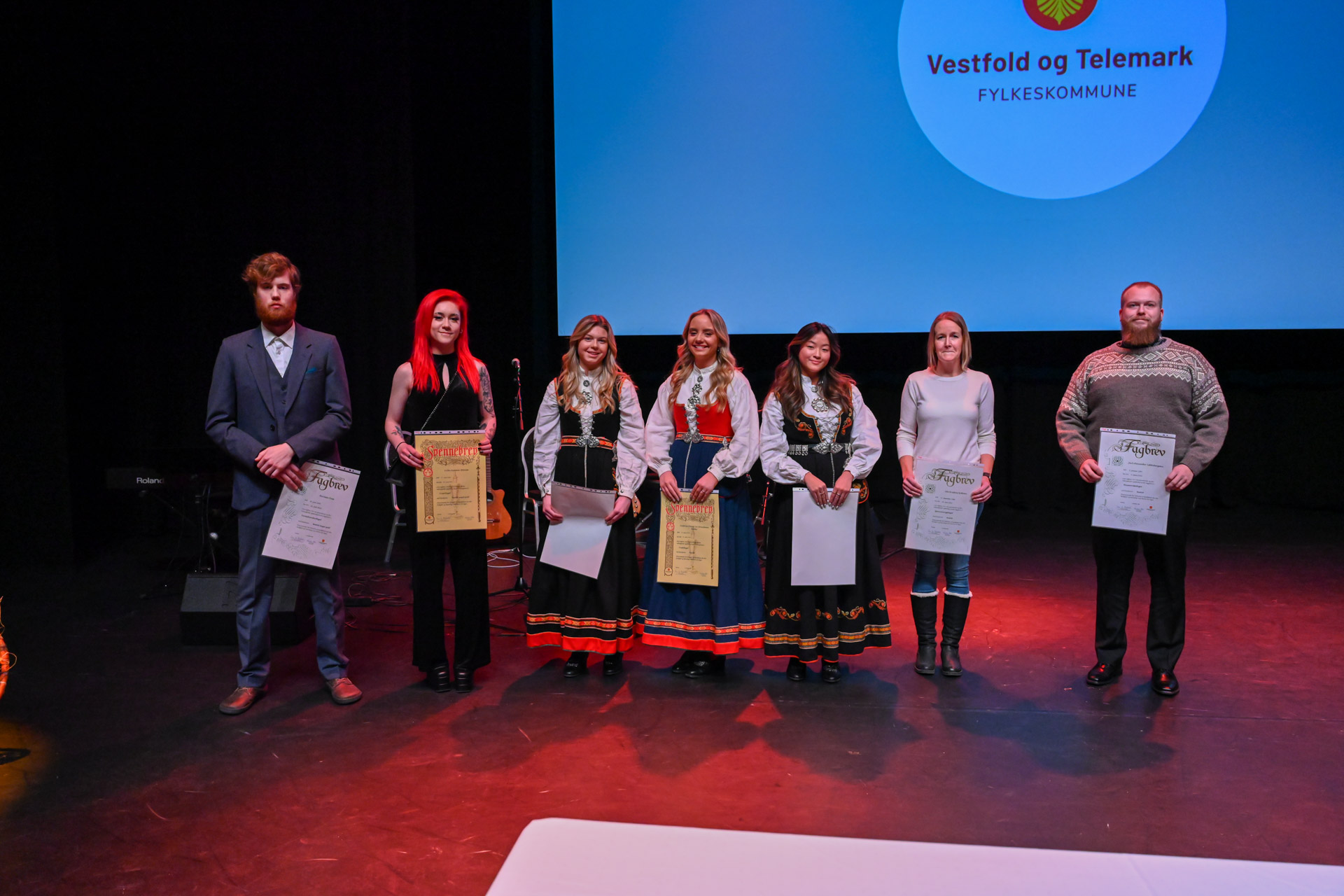 STOLTE FAGARBEIDERE: Omtrent 280 fagarbeidere fikk sitt bevis i Tønsberg mandag. Her er en gjeng flotte helsefagarbeidere.