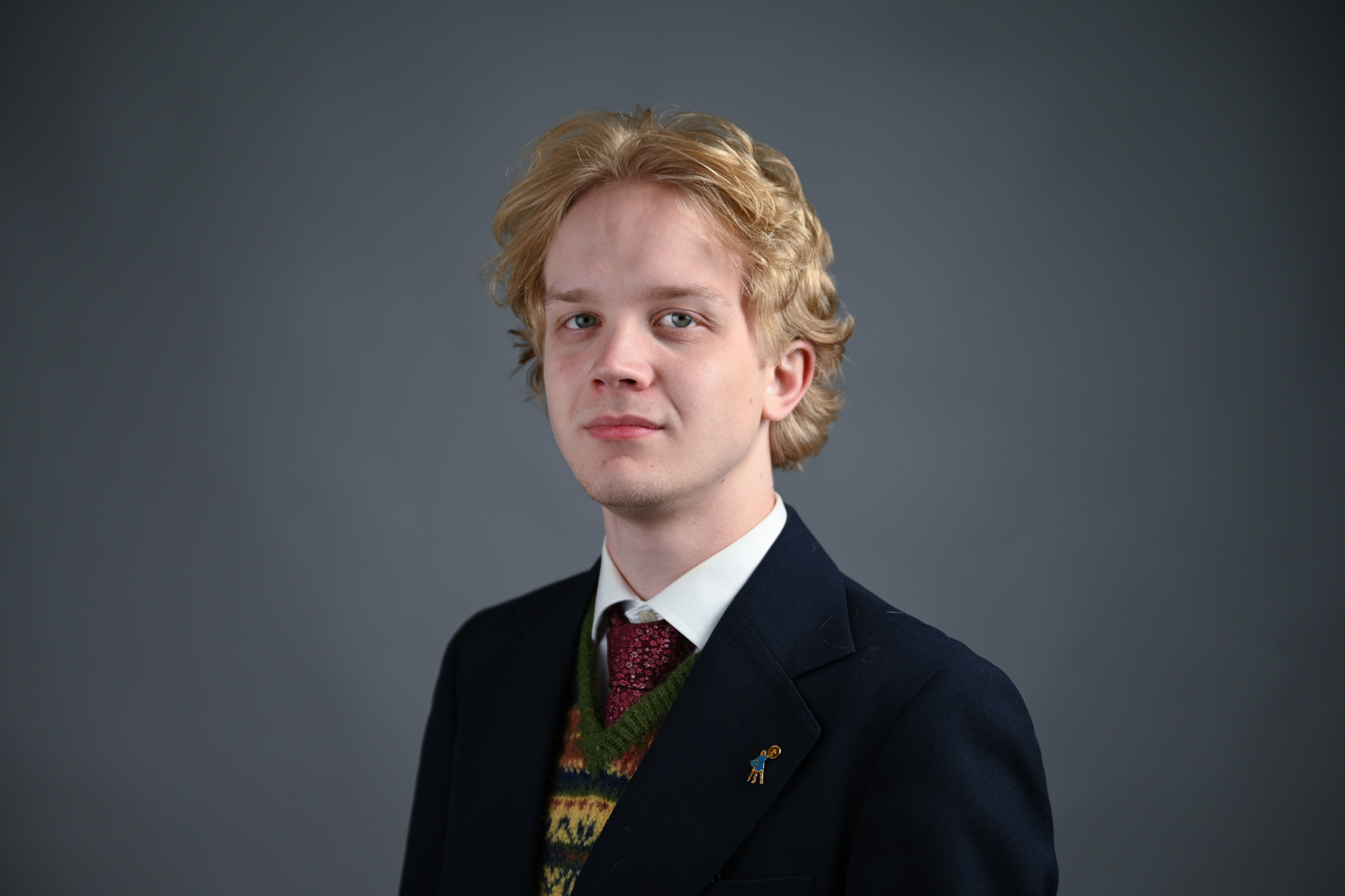 Portrett av mann med grå bakgrunn. Foto: Anders Palmer Holmen