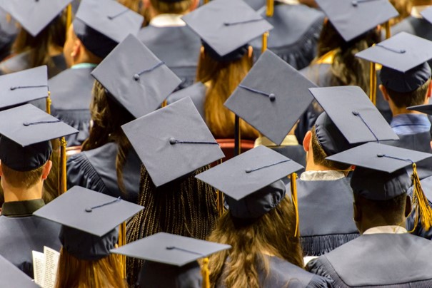 Mange studenter - med ryggen til og med "graduating hats".