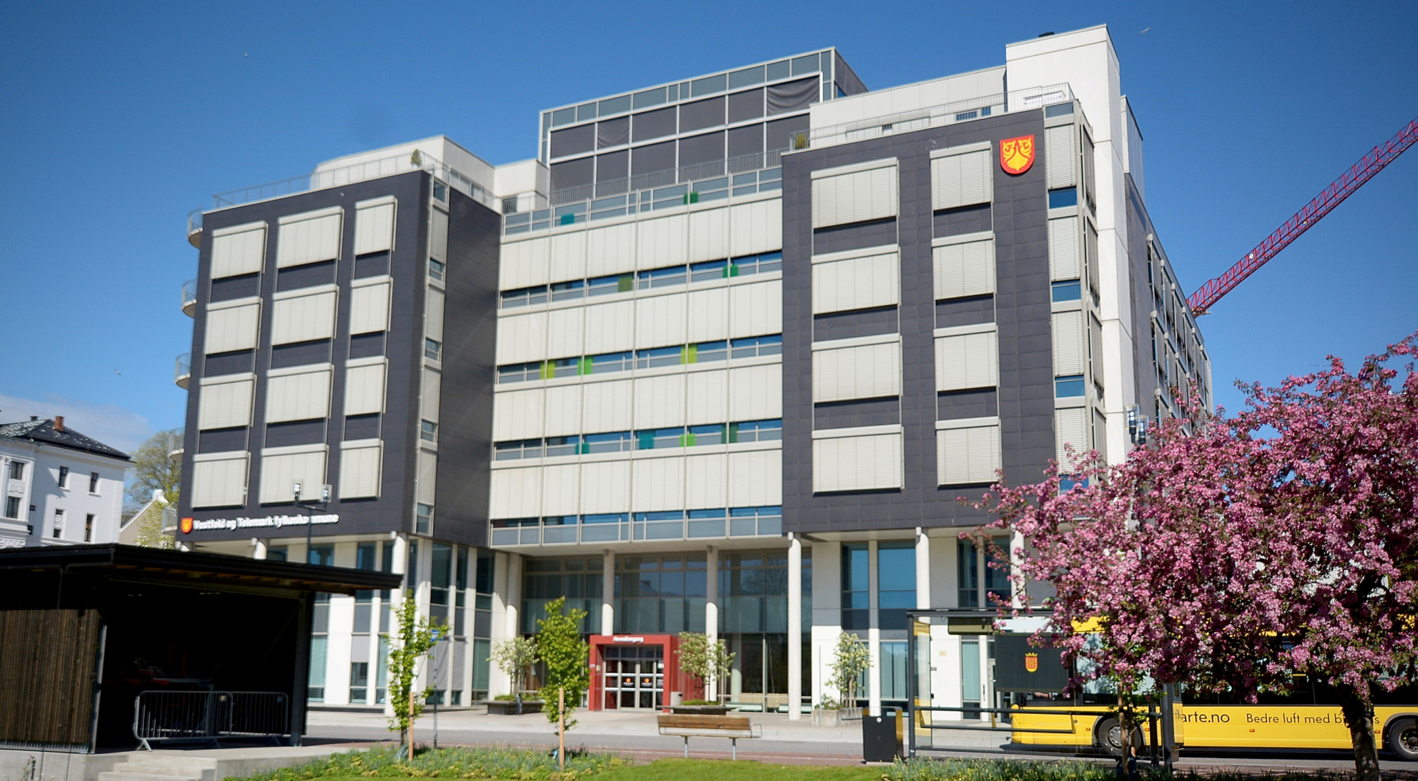 Bilde av fylkeshuset i Skien