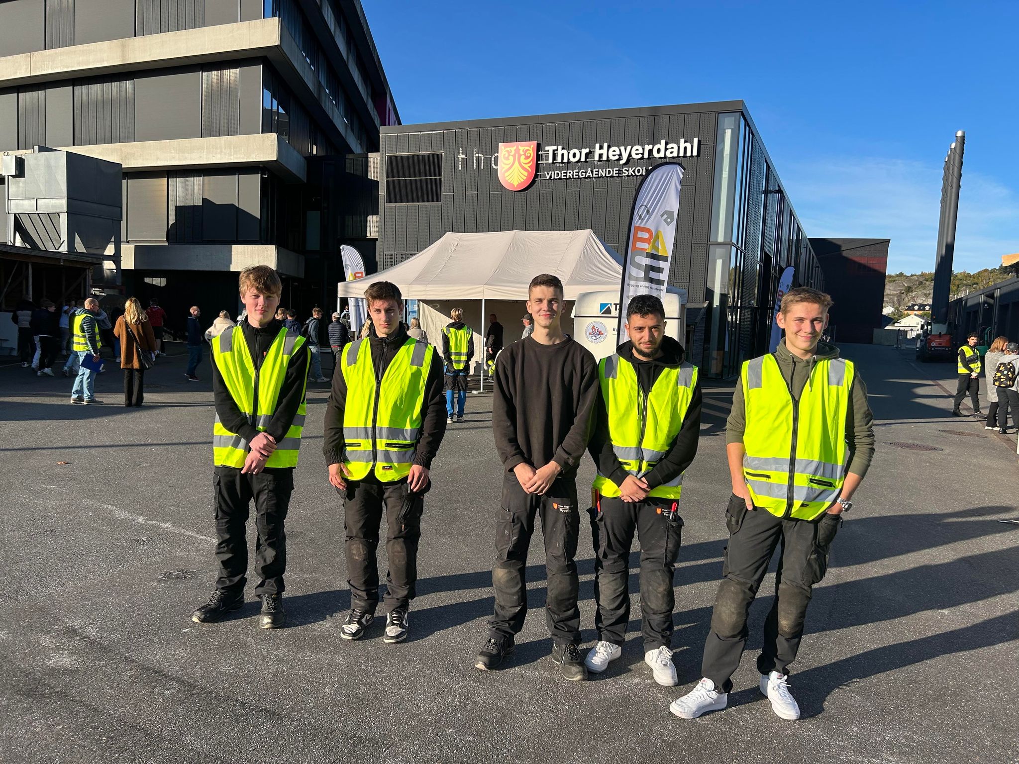 Elever poserer foran skolebygget