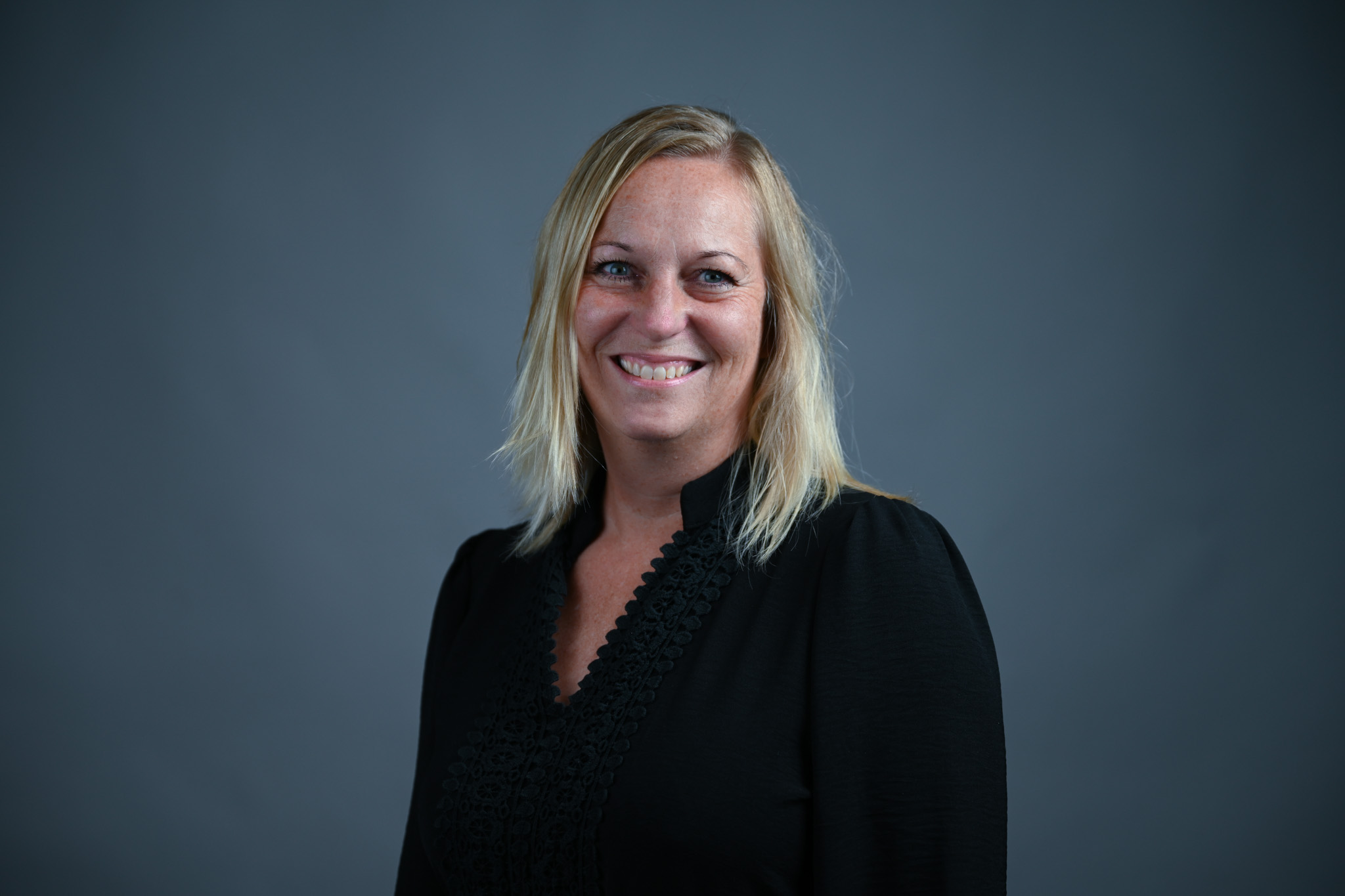 Portrett av dame med grå bakgrunn. Foto: Anders Palmer Holmen