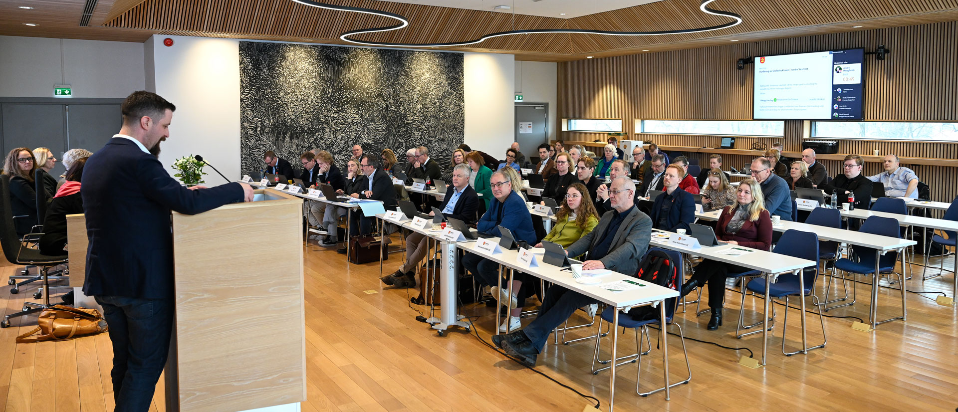 Politisk møte med en politiker på talerstolen