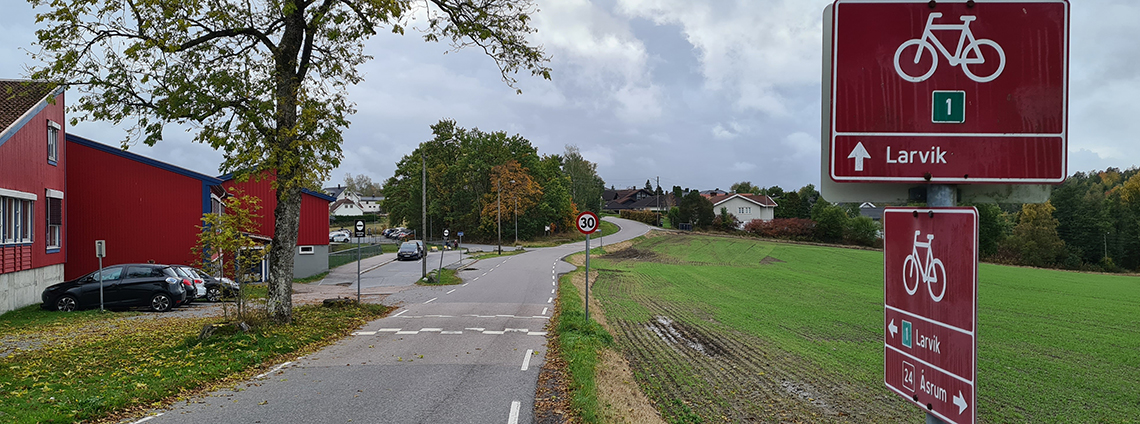 Det blir trangt om plassen i den smale veien når biler og myke trafikanter bruker den sammen. Det er også som her skoler og barnehage inntil veien.