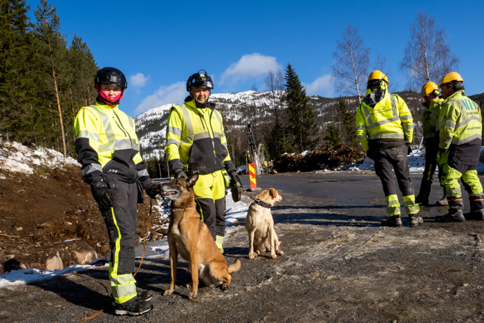 Vaco og Ekstra med sine hundeførere Madelen Småland Teigland og Vegar Falsten fra Eksplosivhund.no