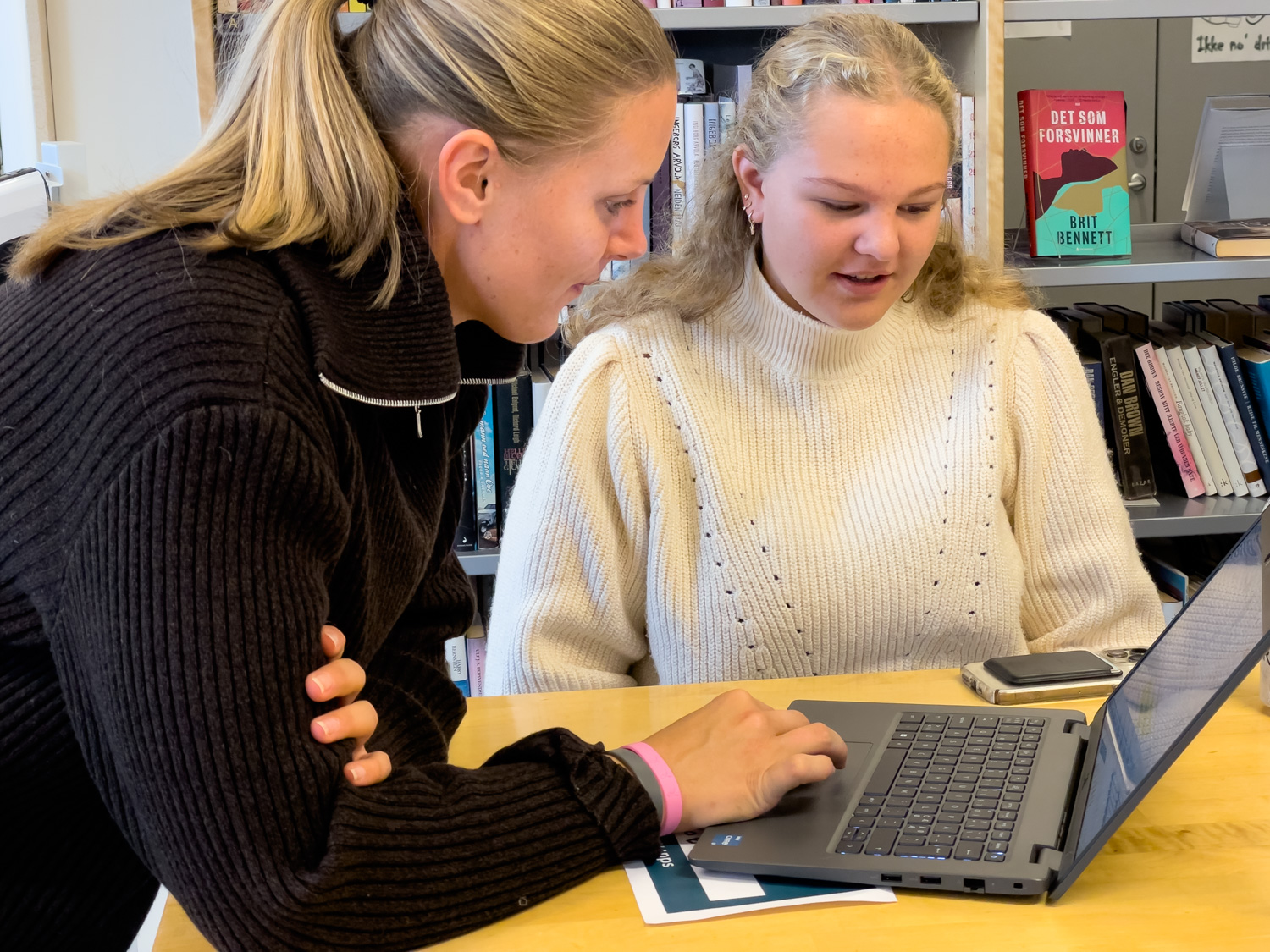 Elev og lærer ser på pc