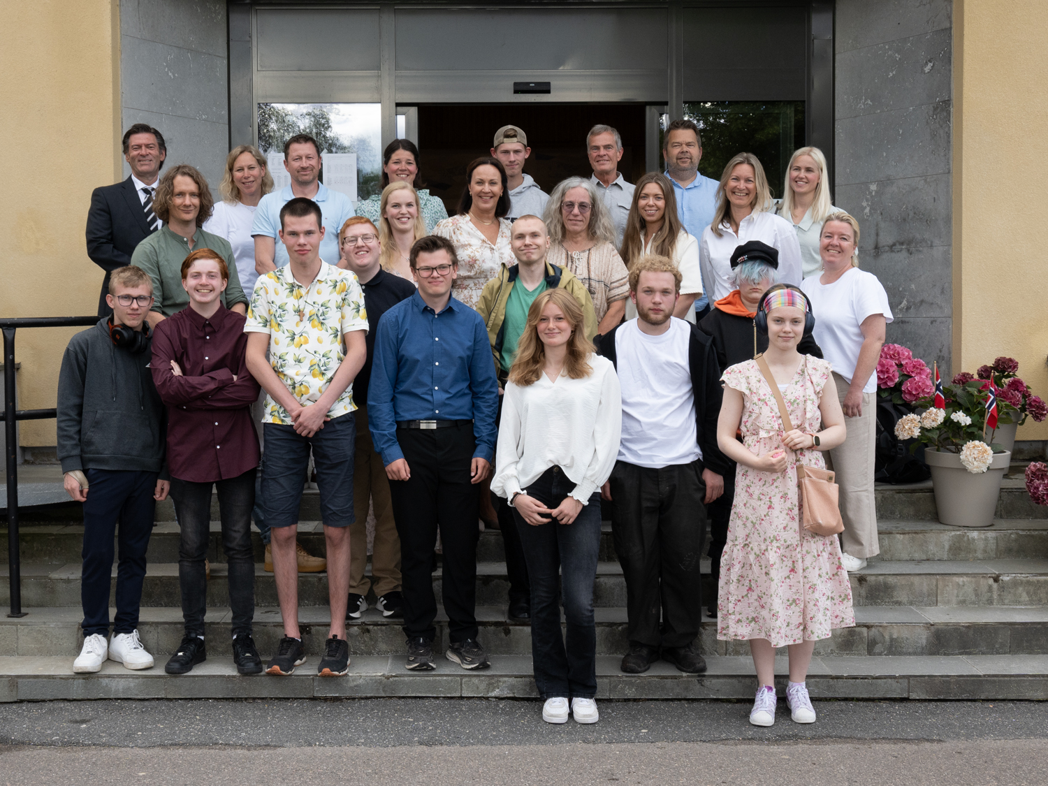 Elever og lærere på trapp ute