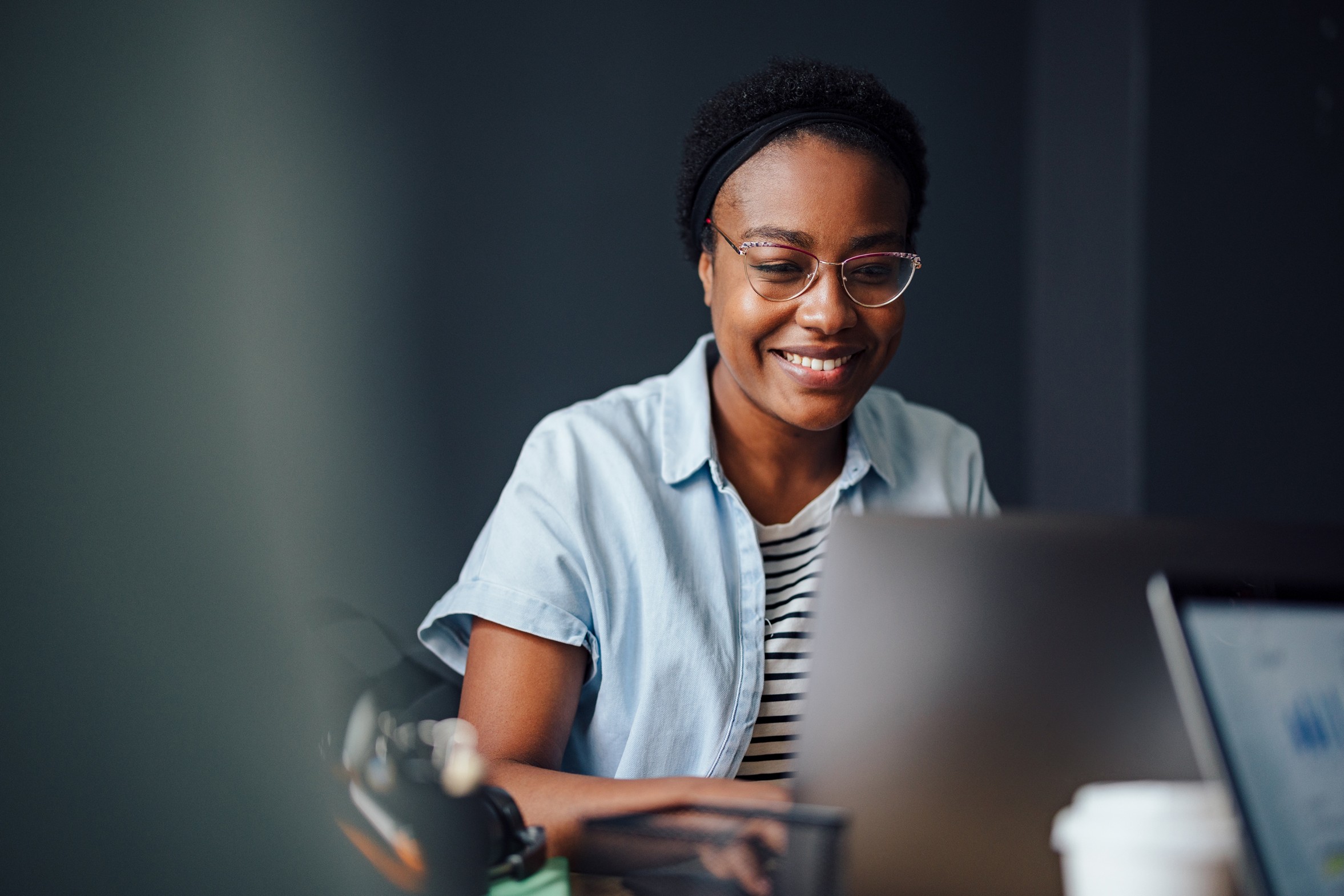 Elev som sitter foran laptop og ser på skjermen