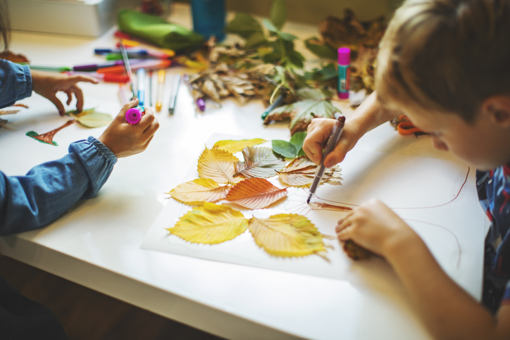 Bilde av barn som lager kunst med blader