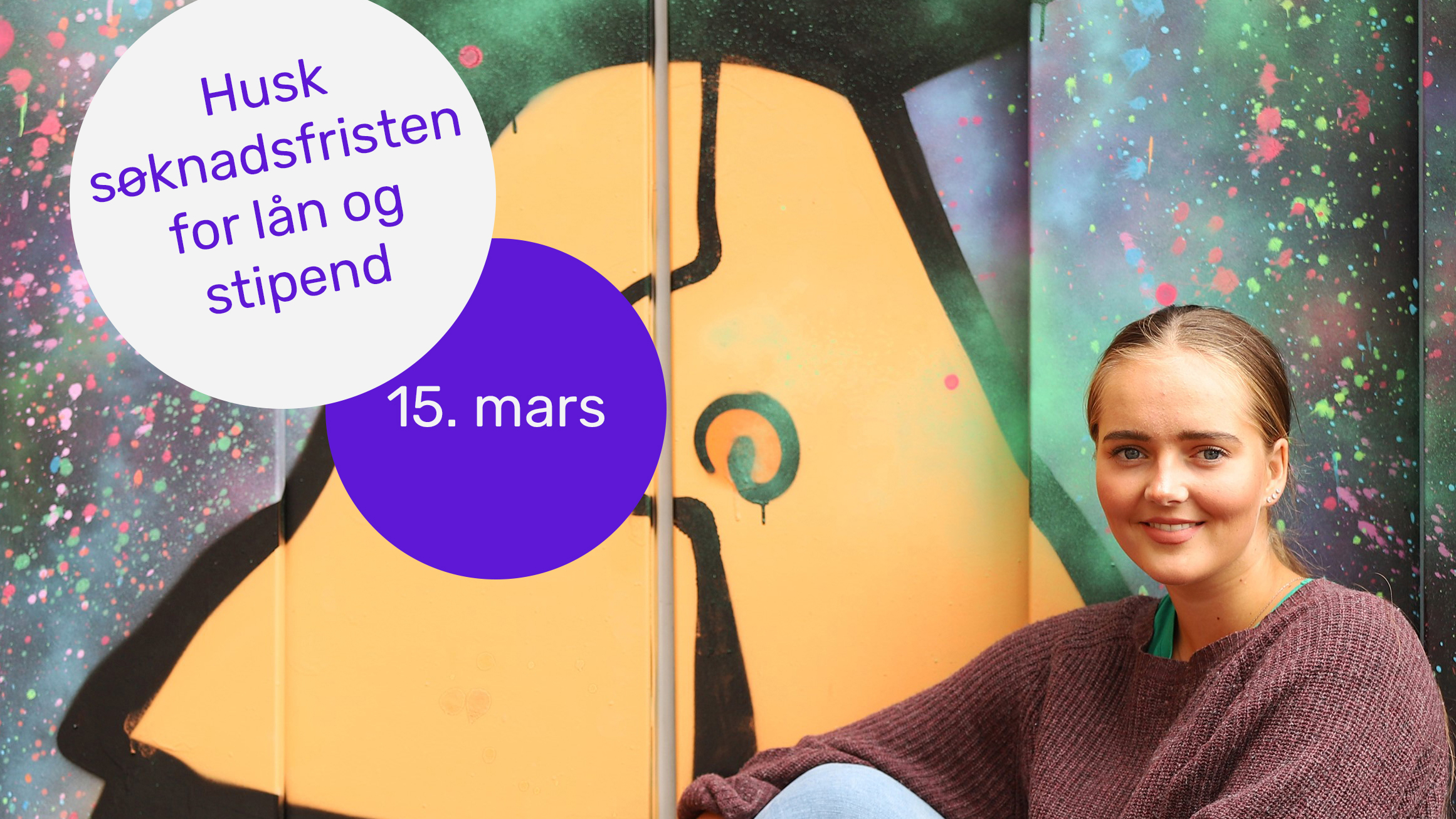 Jente som smiler foran en plakat med søknadsfrist for stipend og lån i lånekassa