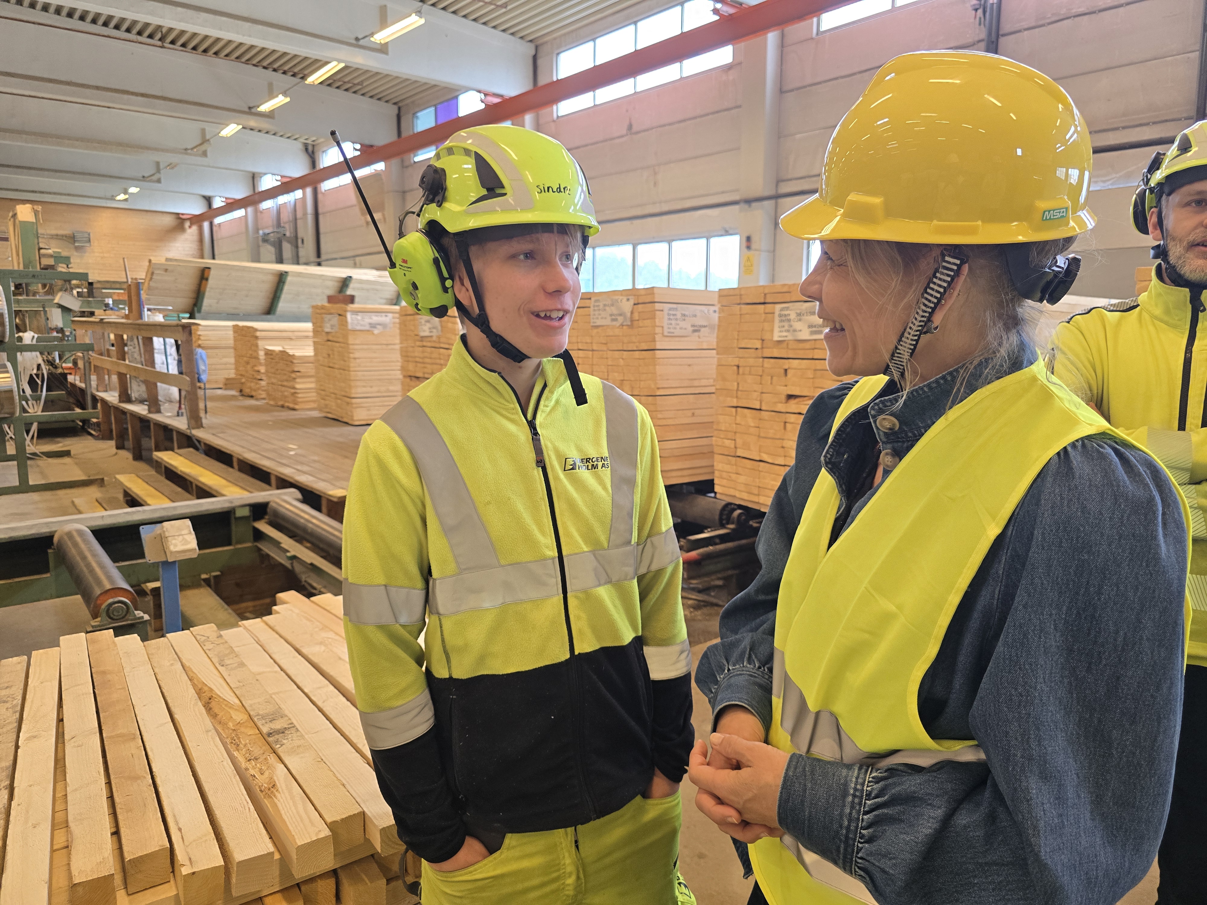På fabrikken står Sindre og Kristin.