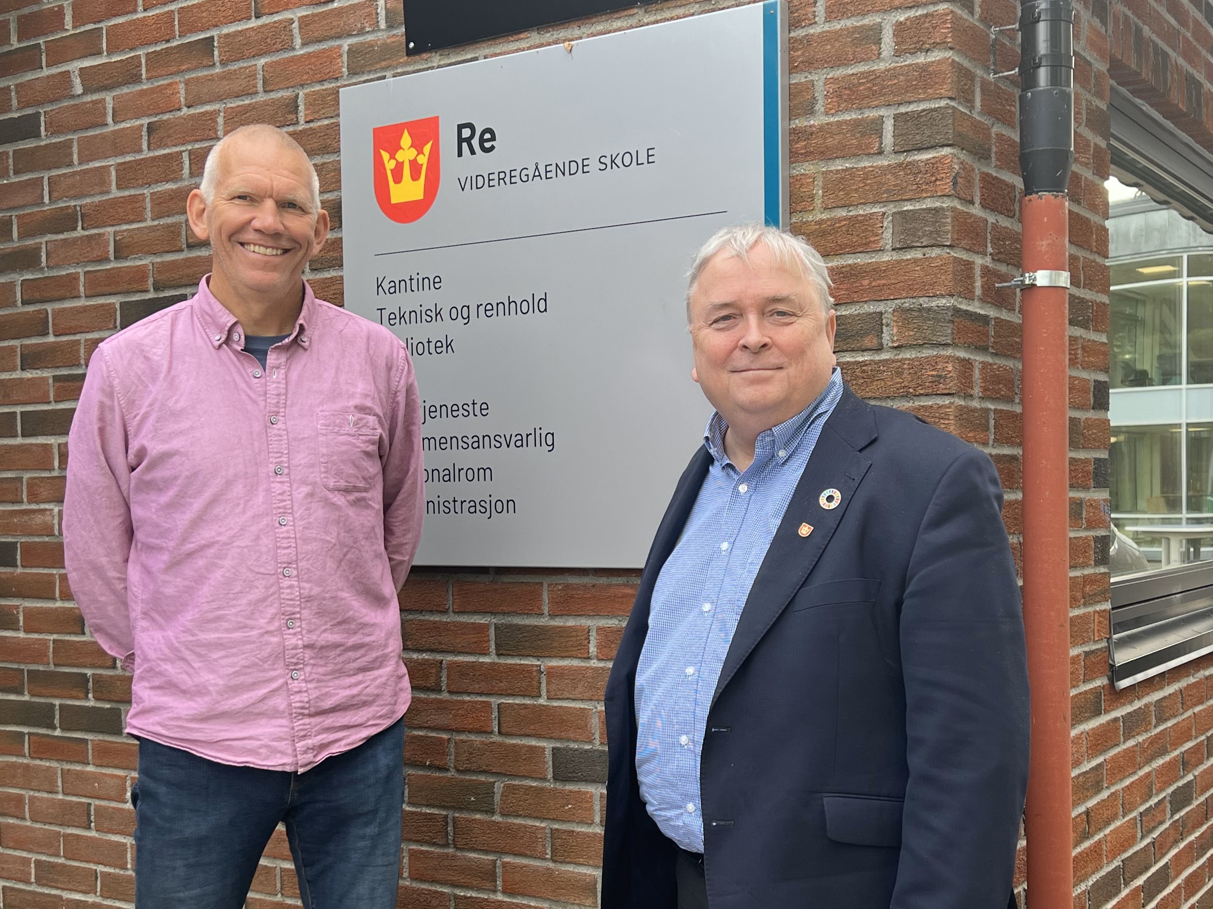 Davidson og Berntzen utenfor skole