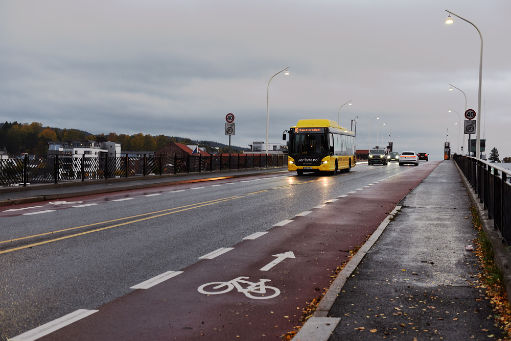 Buss over bru med sykkelfelt ved siden av.