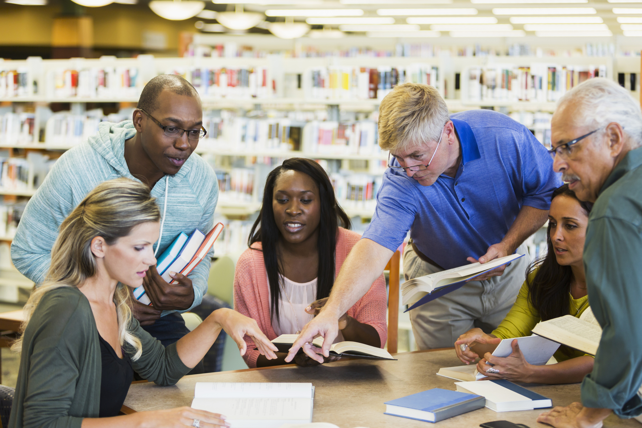 Mennesker som jobber sammen i et bibliotek