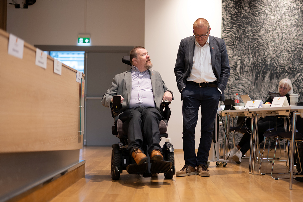 Kristian Sommerseth og Arve Høiberg snakker sammen i en pause.