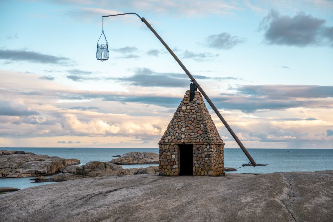 Bilde av vippefyret på Verdens ende på Tjøme med havet i bakgrunnen.