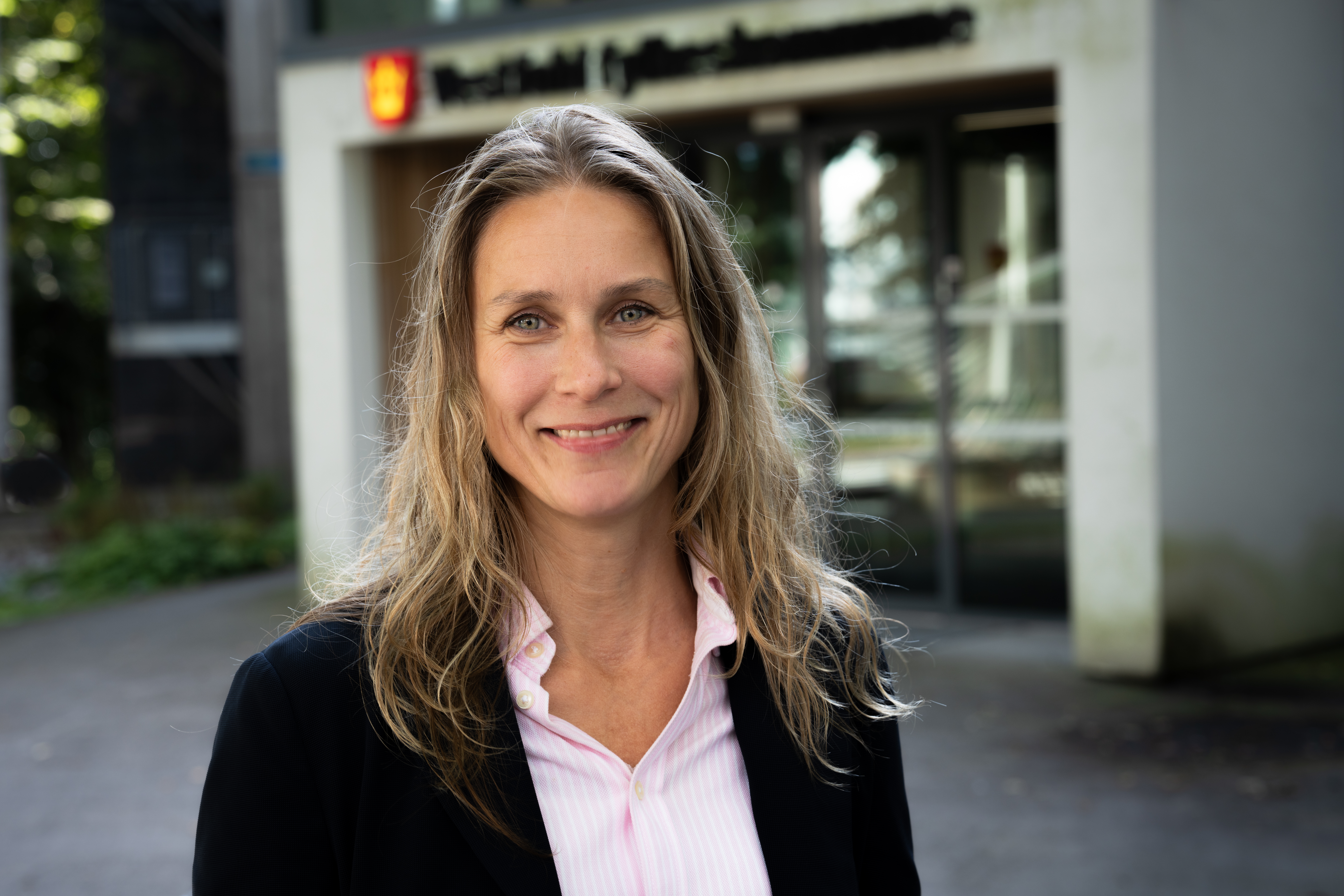 Liv Marit Hansen foran hovedinngangen til fylkeshuset i Tønsberg.