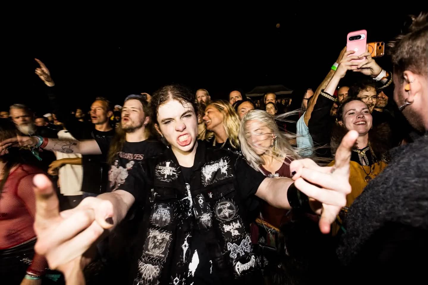 Bildet viser en ung engasjert gutt på metallkonsert under Midgardsblot, midt blant publikum.