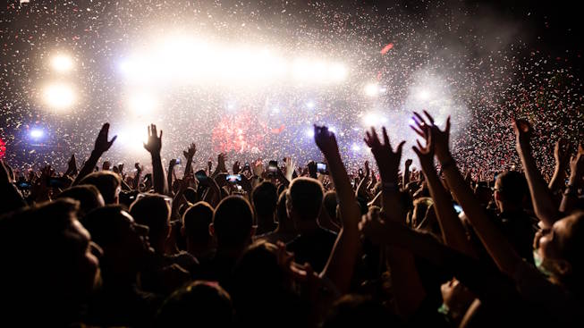 Festivalpublikum foran scenen.