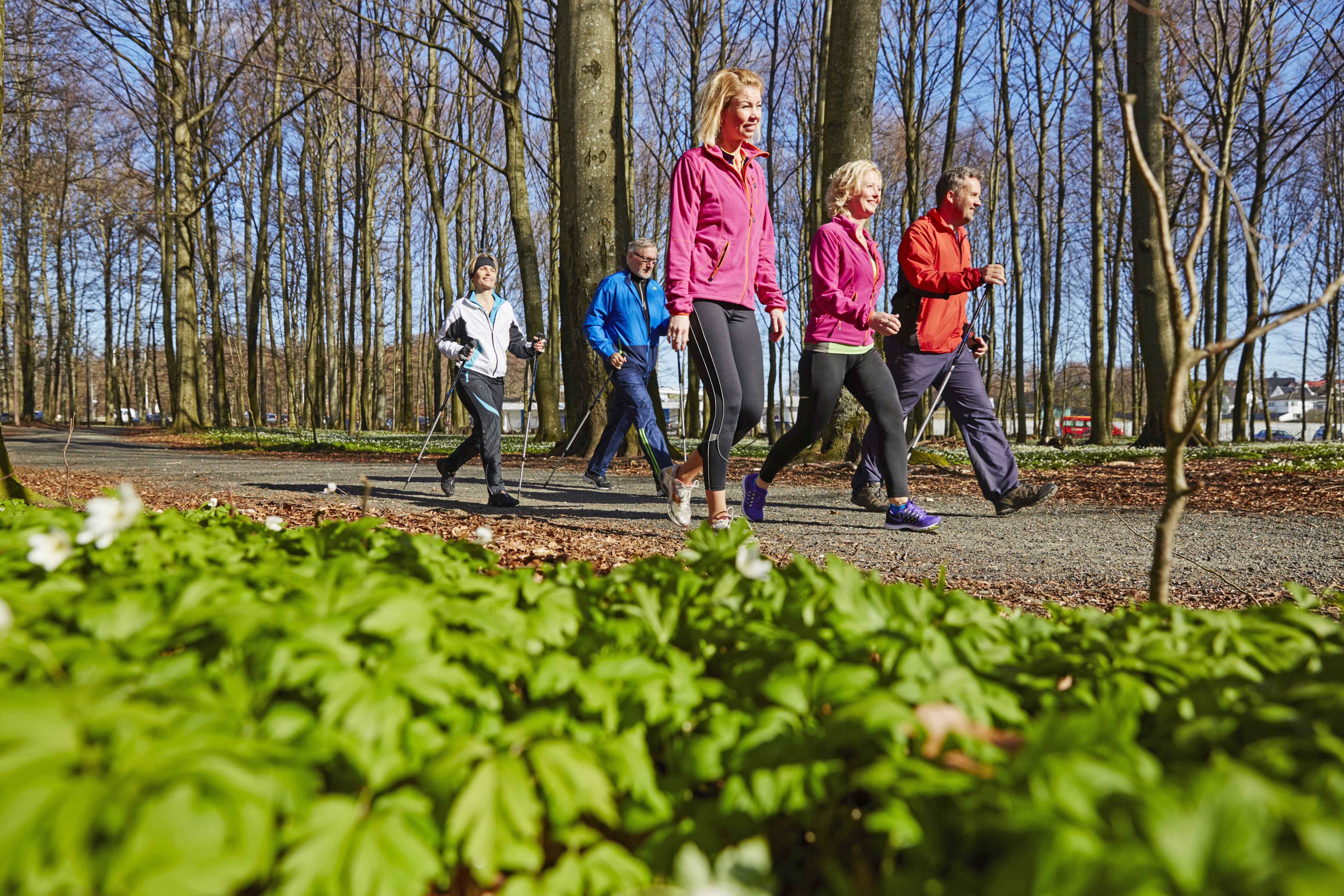 Bilde av folk som trimmer