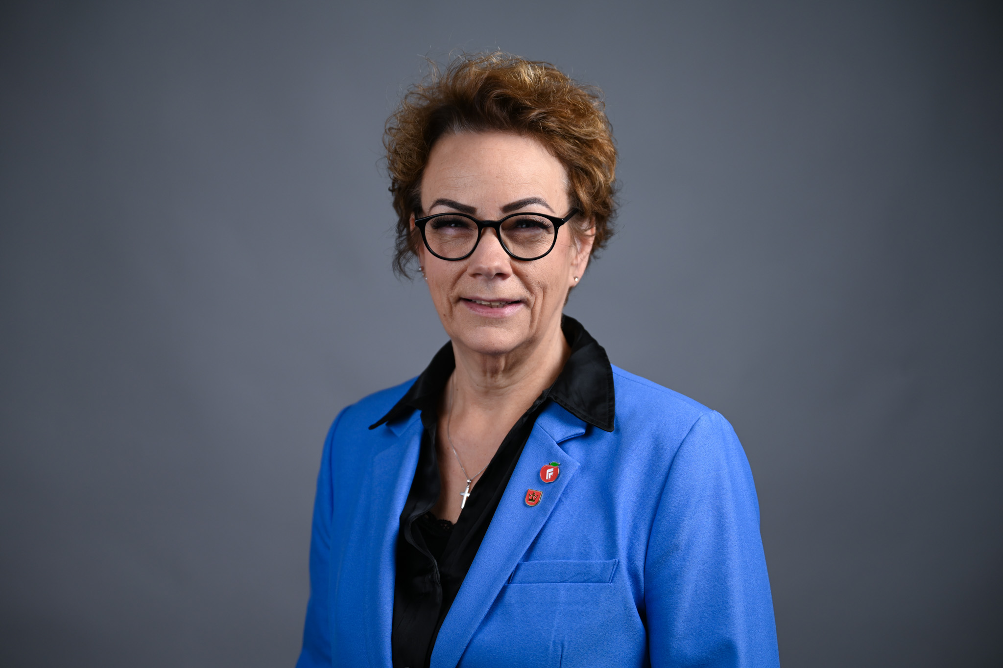 Portrett av dame med grå bakgrunn. Foto: Anders Palmer Holmen