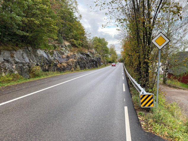 Foto av vei med forkjørsvei-skilt