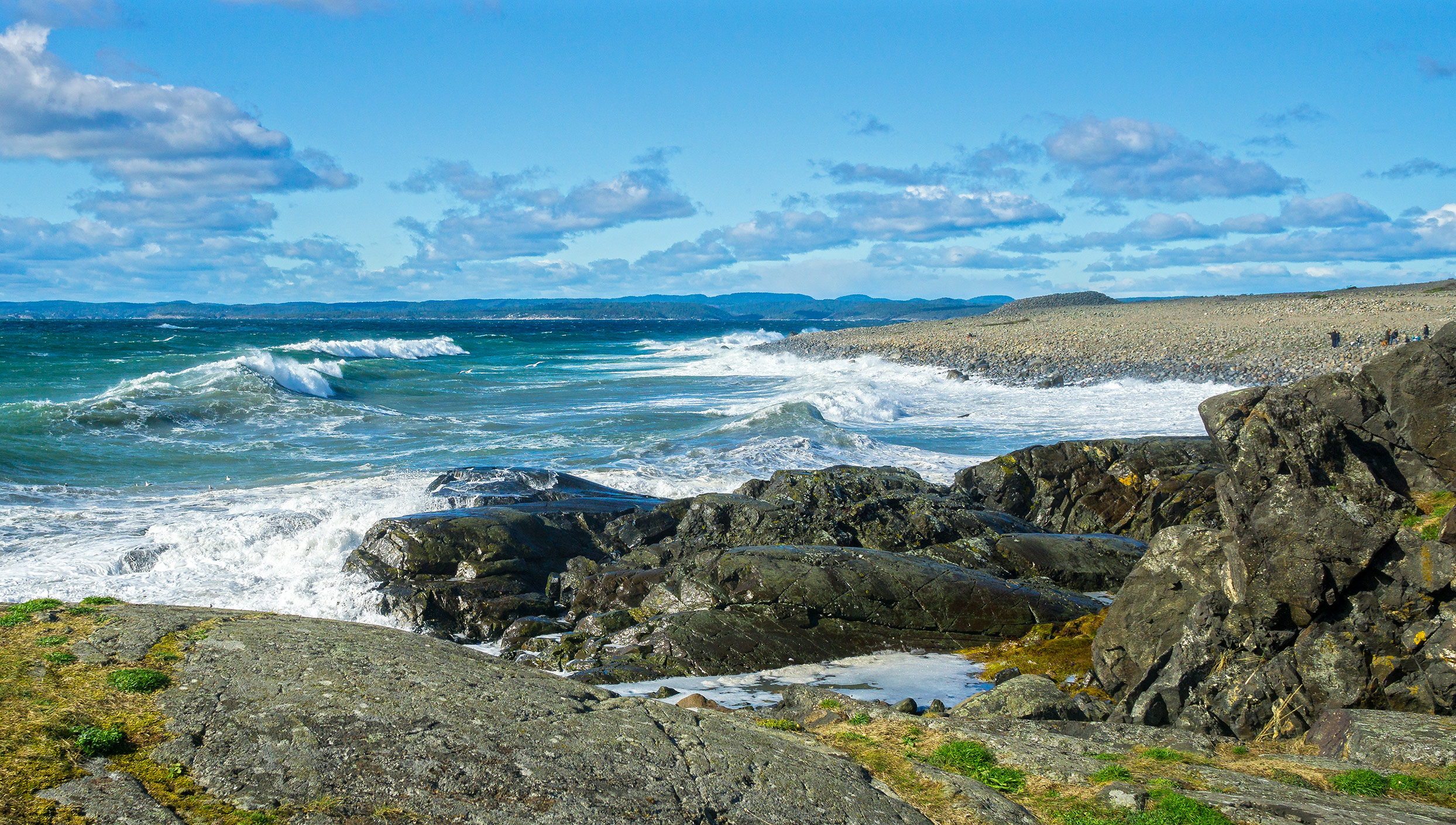 Sted: Mølen. Utsikt over havet og rullesteinsstranda.