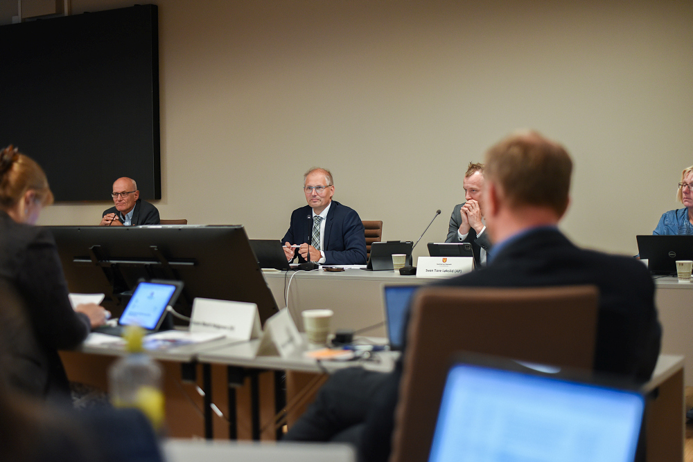 Fylkesdirektør, fylkesordfører, fylkesvaraordfører og sekretær i panelet.