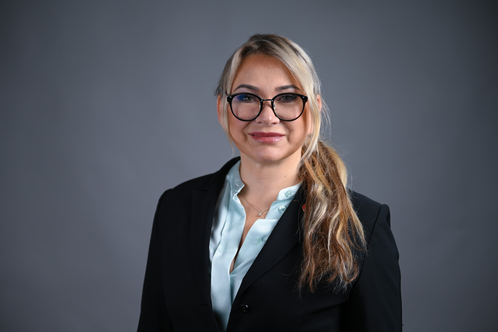 Portrett av dame med grå bakgrunn. Foto: Anders Palmer Holmen