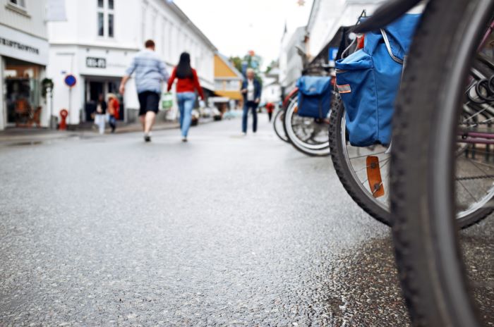 Gågate i Tønsberg sentrum med personer som går og sykkel