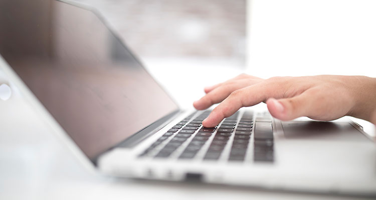 Hånd på tastatur.